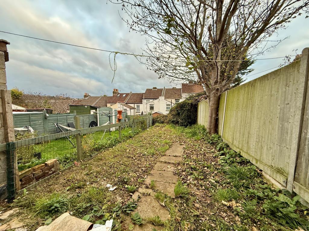 Lot: 47 - THREE STOREY HOUSE FOR REFURBISHMENT - Garden to rear